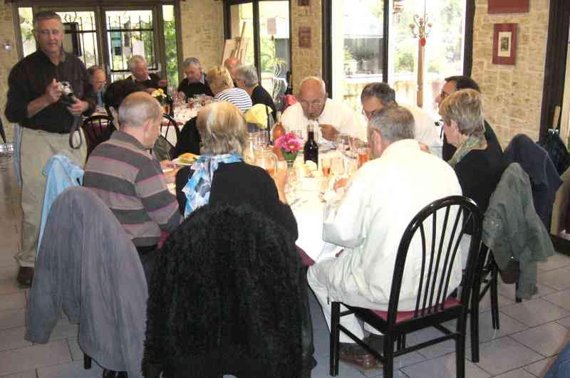 04_P1000665 (Lagrange).jpg - ... tables.